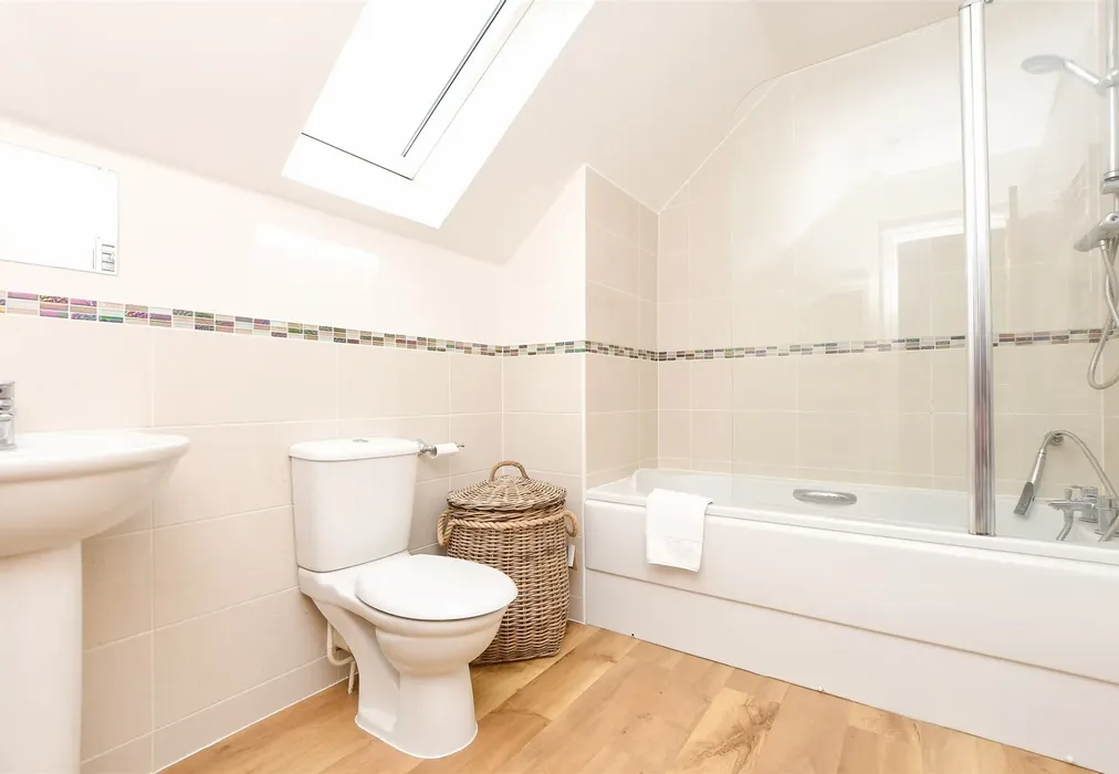 En-Suite Bathroom - Bankside, Epsom, Surrey - Wards of Kent
