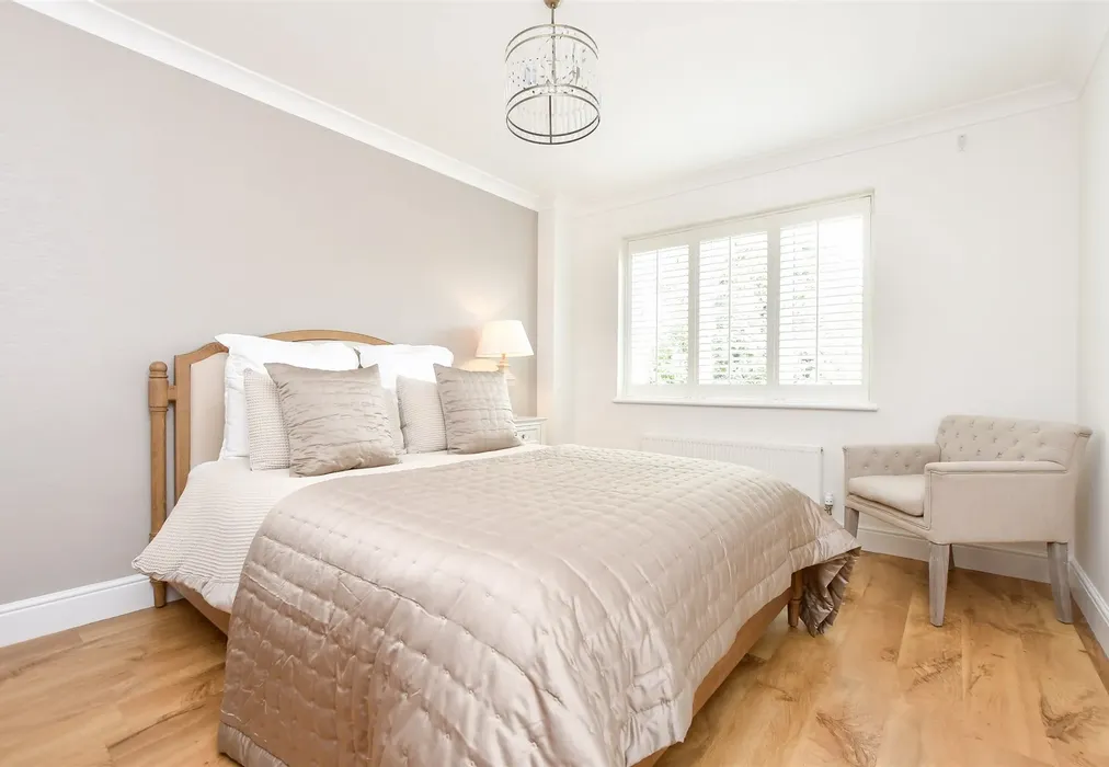 Guest Room - Bankside, Epsom, Surrey - Wards of Kent