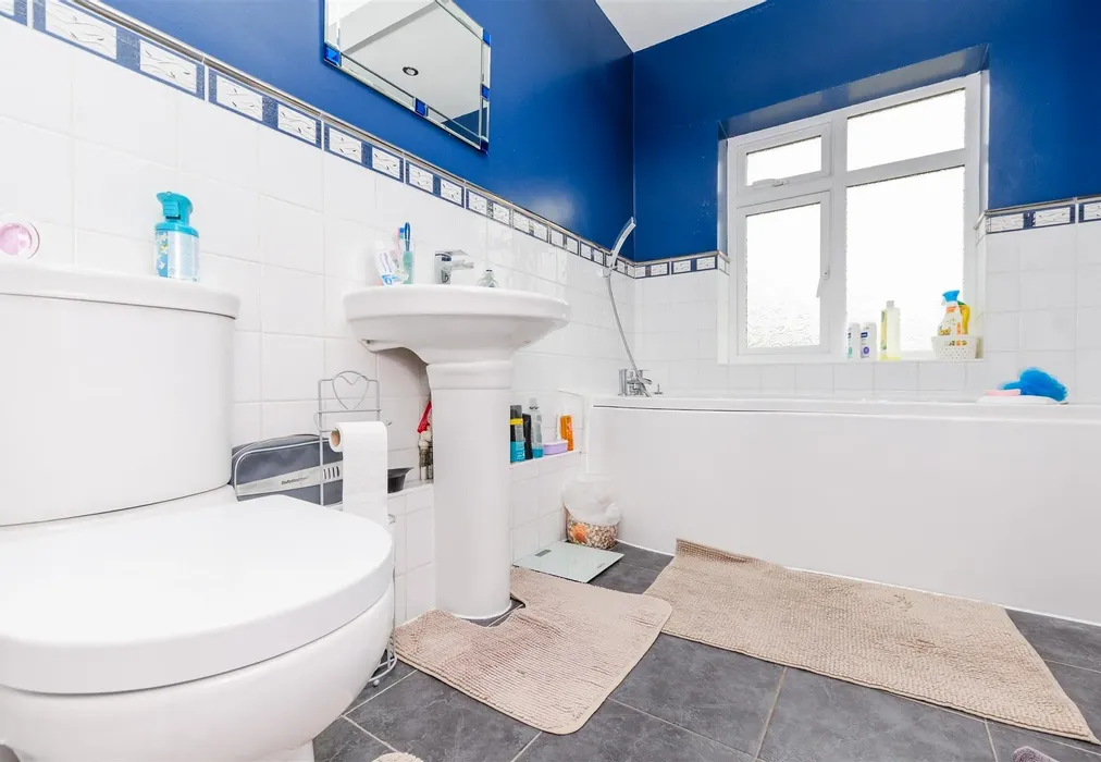 Bathroom - Teignmouth Road, Welling, Kent - Wards of Kent