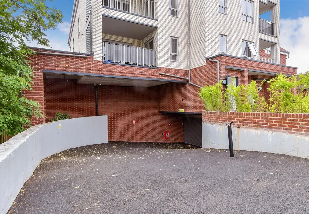 Garage - Russell Hill, West Purley, Surrey - Wards of Kent