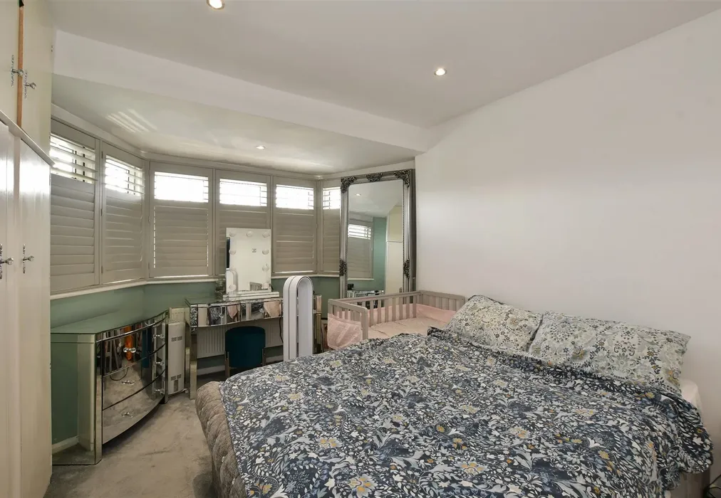 Bedroom 1 - Woodford Green, Woodford Green, Essex - Wards of Kent