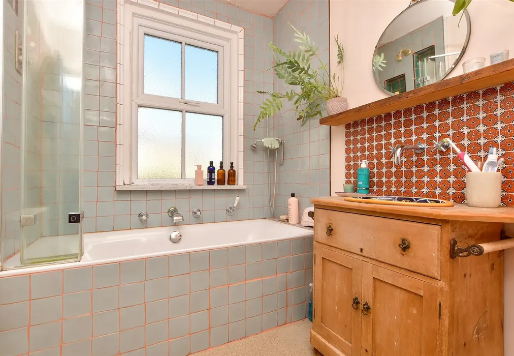 Bathroom - Madeira Road, Cliftonville, Margate, Kent - Wards of Kent