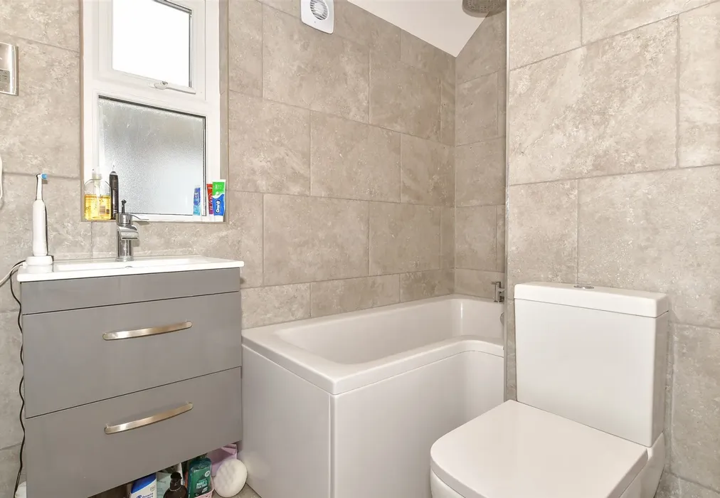 Bathroom - Carrington Road, Dartford, Kent - Wards of Kent