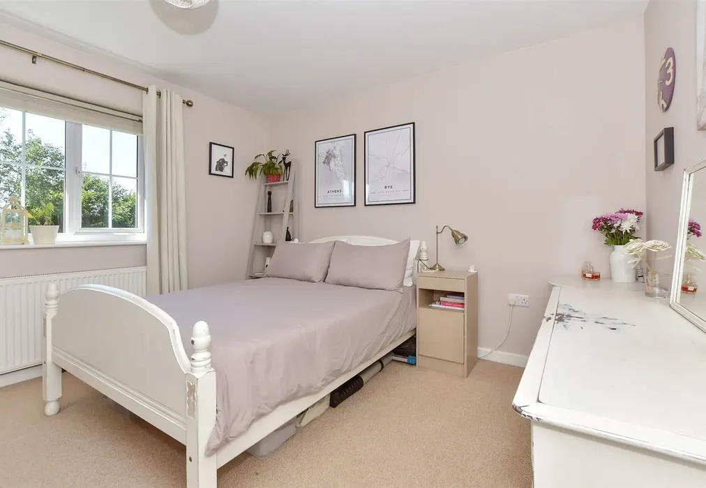 Bedroom 1 - Haze Wood Close, Faversham, Kent - Wards of Kent