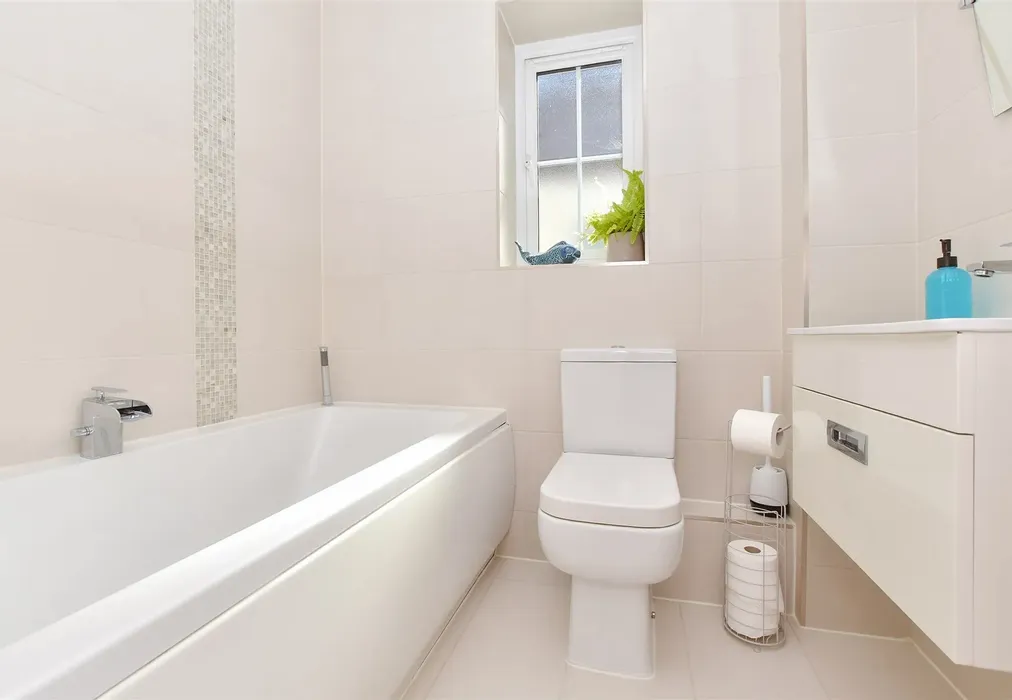 Bathroom - Haze Wood Close, Faversham, Kent - Wards of Kent