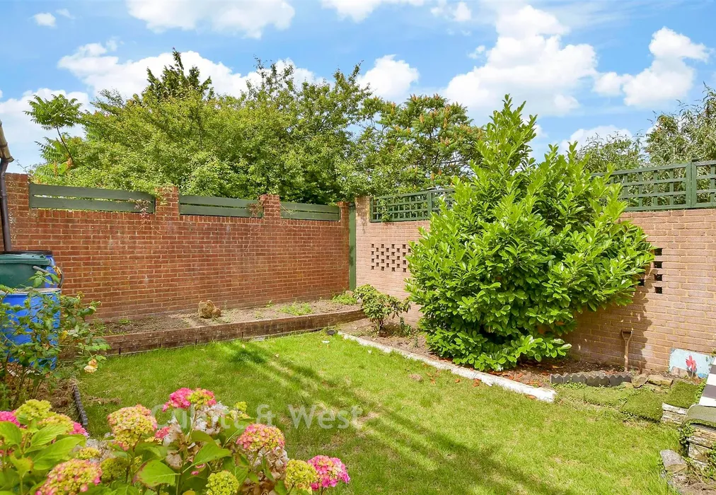 Rear Garden - Wheatfield Way, Brighton, East Sussex - Wards of Kent