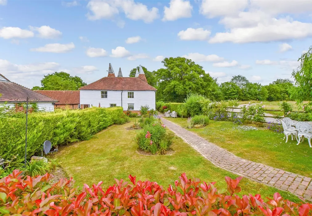 Front Garden - Station Road, Northiam, Rye, East Sussex - Wards of Kent