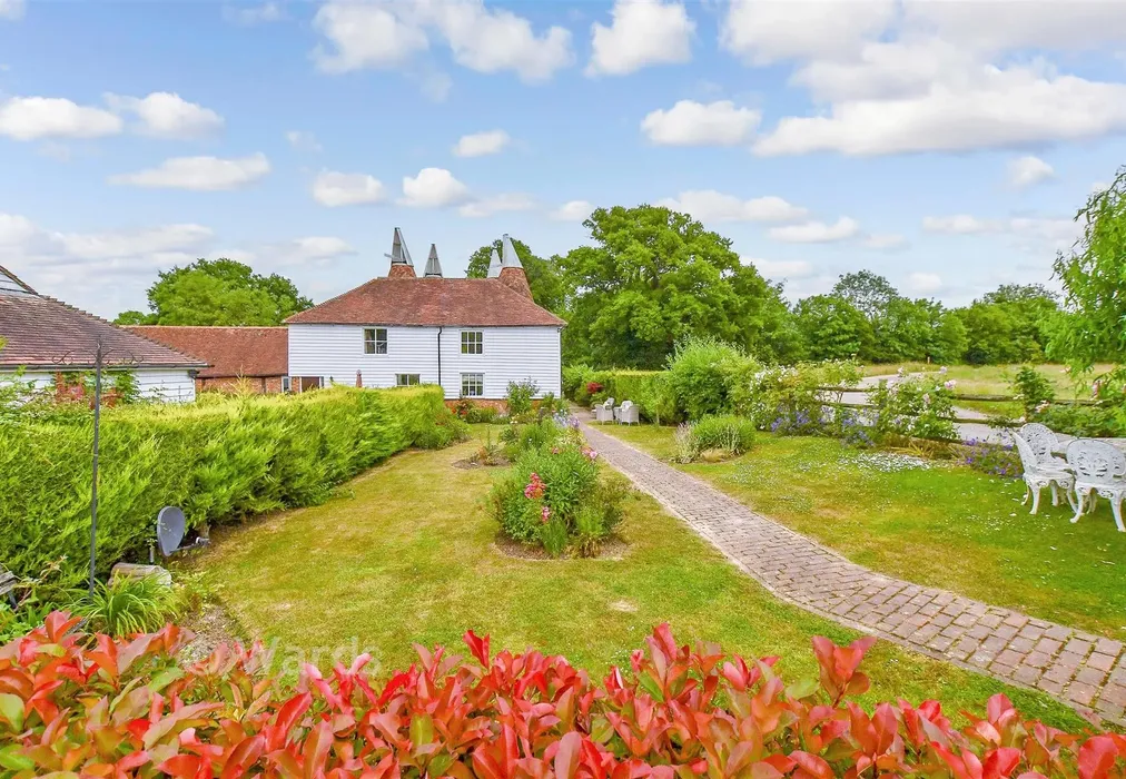 Front Garden - Station Road, Northiam, Rye, East Sussex - Wards of Kent