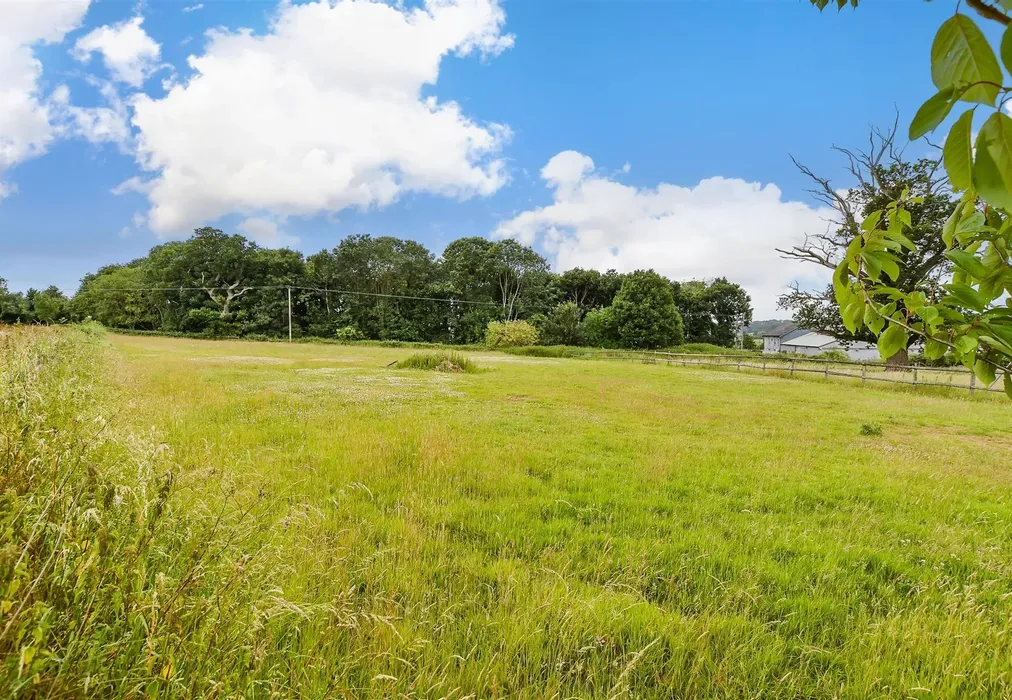 Front Garden - Station Road, Northiam, Rye, East Sussex - Wards of Kent