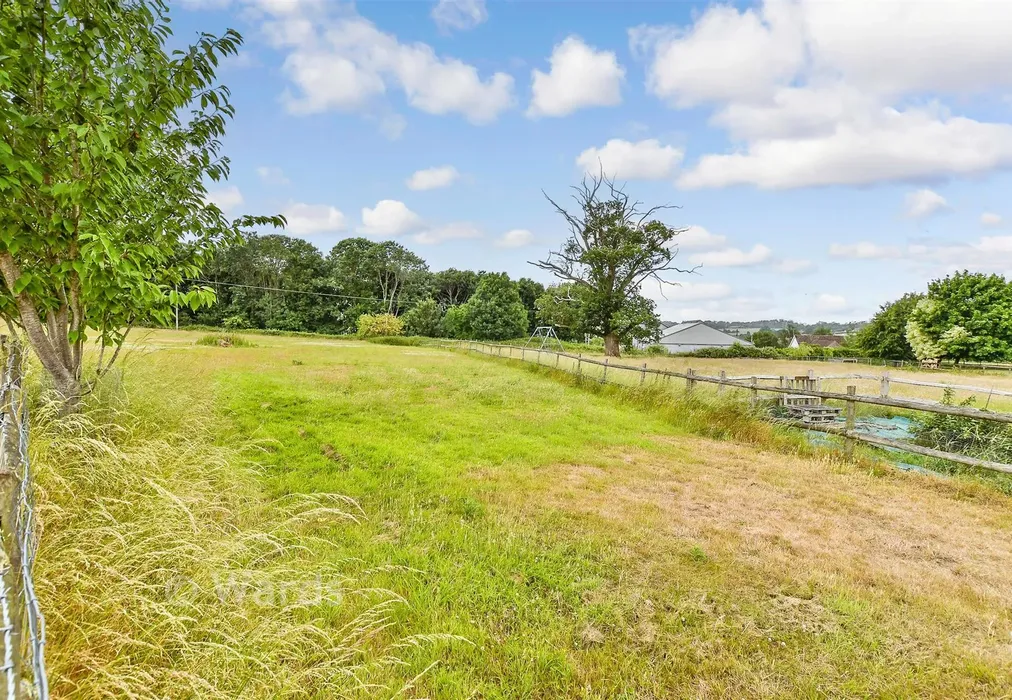 Front Garden - Station Road, Northiam, Rye, East Sussex - Wards of Kent