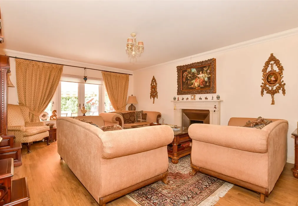 Family Room - Maidstone Road, Chatham, Kent - Wards of Kent