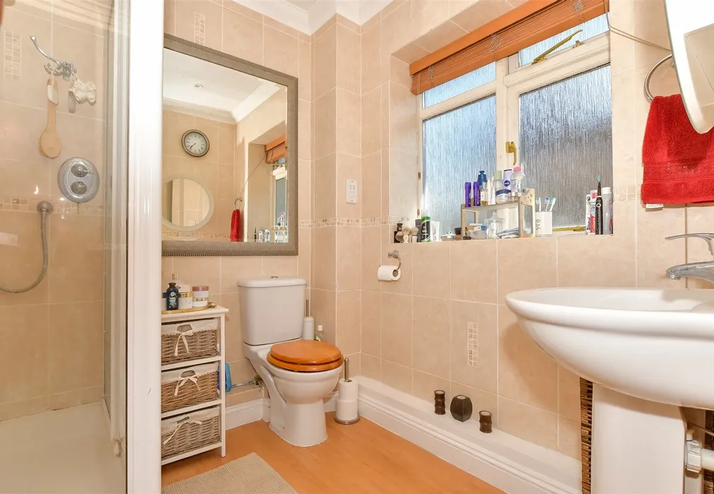 En-Suite Shower Room - Maidstone Road, Chatham, Kent - Wards of Kent