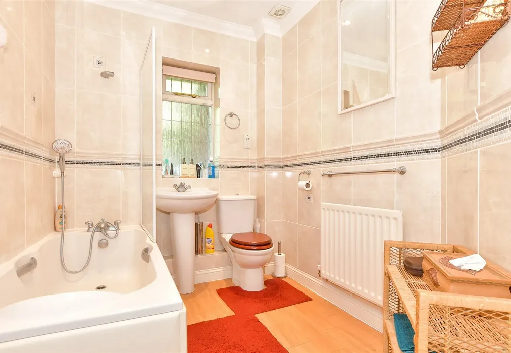 Bathroom - Maidstone Road, Chatham, Kent - Wards of Kent