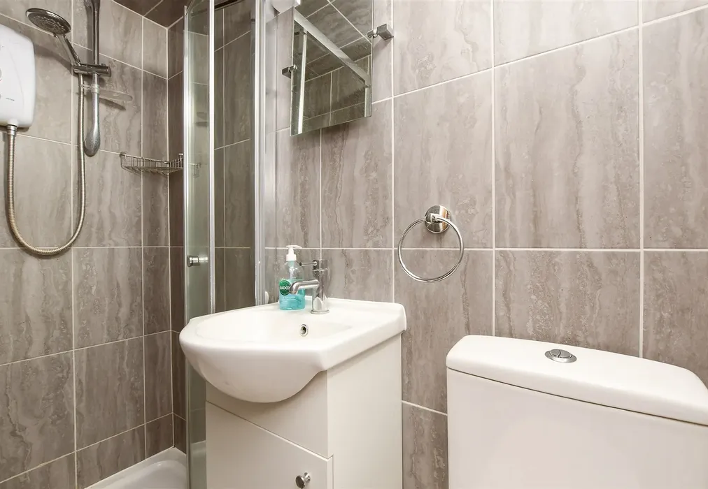 Shower Room - Station Road, Dorking, Surrey - Wards of Kent
