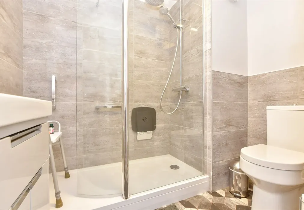 Shower Room - East Street, Faversham, Kent - Wards of Kent