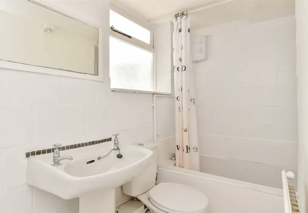Bathroom - Normanton Street, Brighton, East Sussex - Wards of Kent