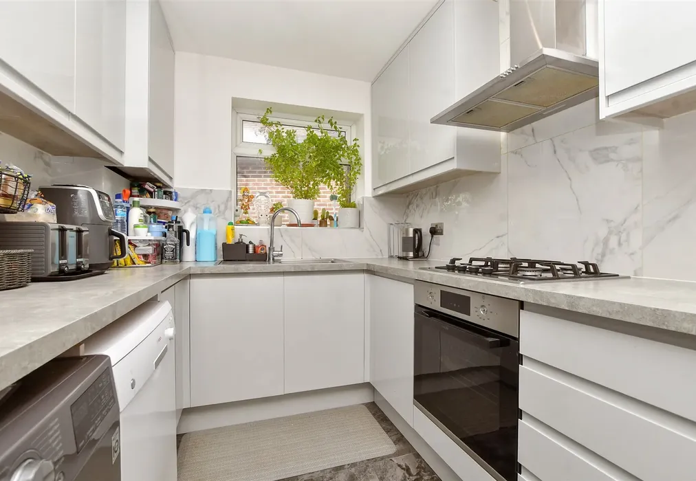 Kitchen - Haselmere Close, Wallington, Surrey - Wards of Kent