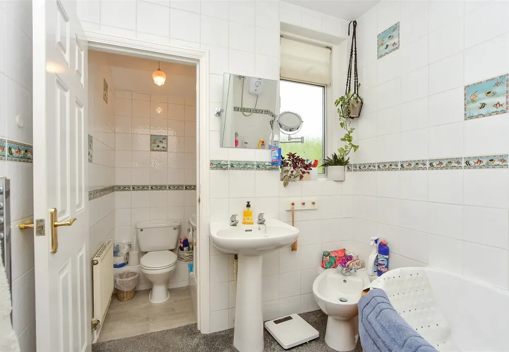 Bathroom - Edwin Road, Rainham, Kent - Wards of Kent