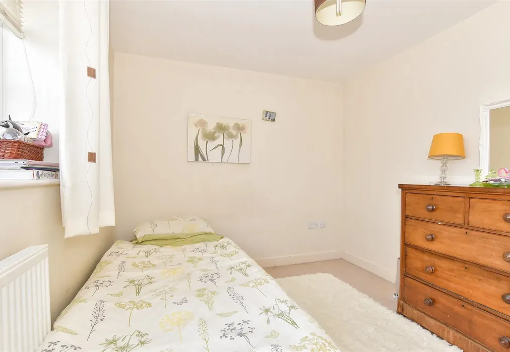 Bedroom 1 - Larch End, Minster On Sea, Sheerness, Kent - Wards of Kent