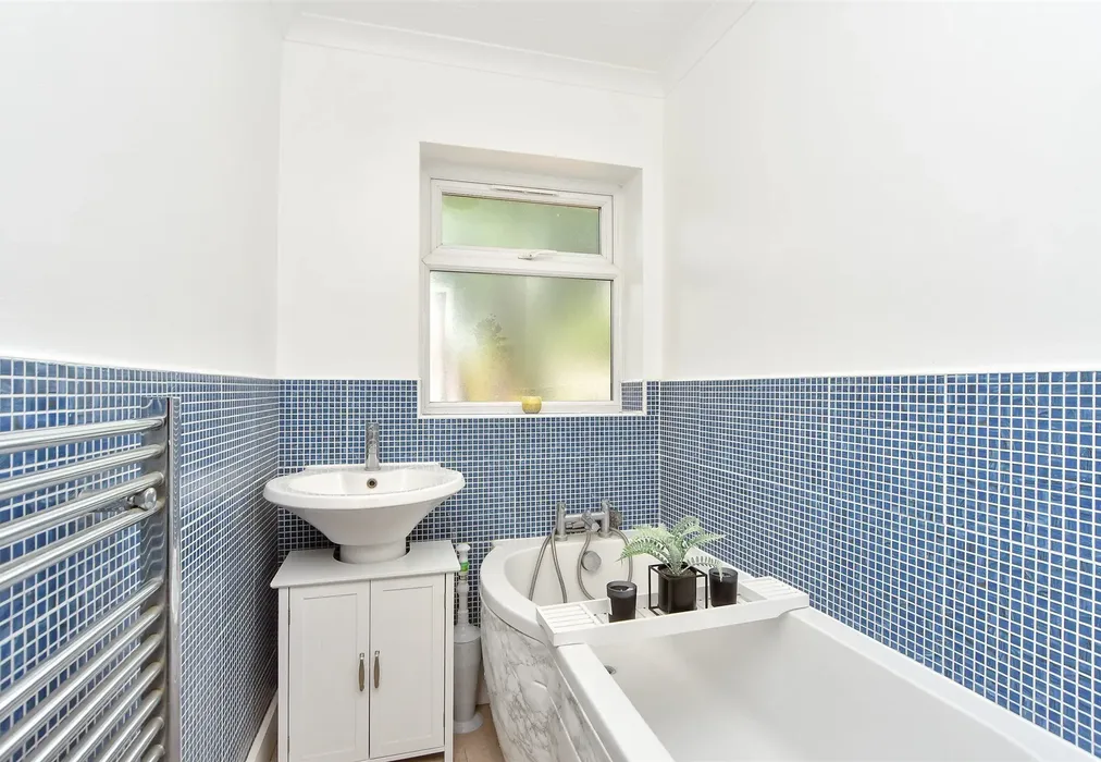 Bathroom - Woodlands Road, Gillingham, Kent - Wards of Kent