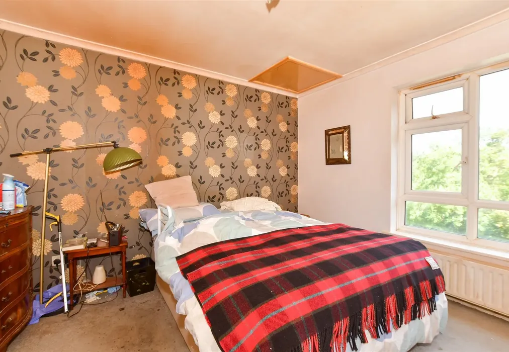 Bedroom 1 - Hailey Place, Cranleigh, Surrey - Wards of Kent