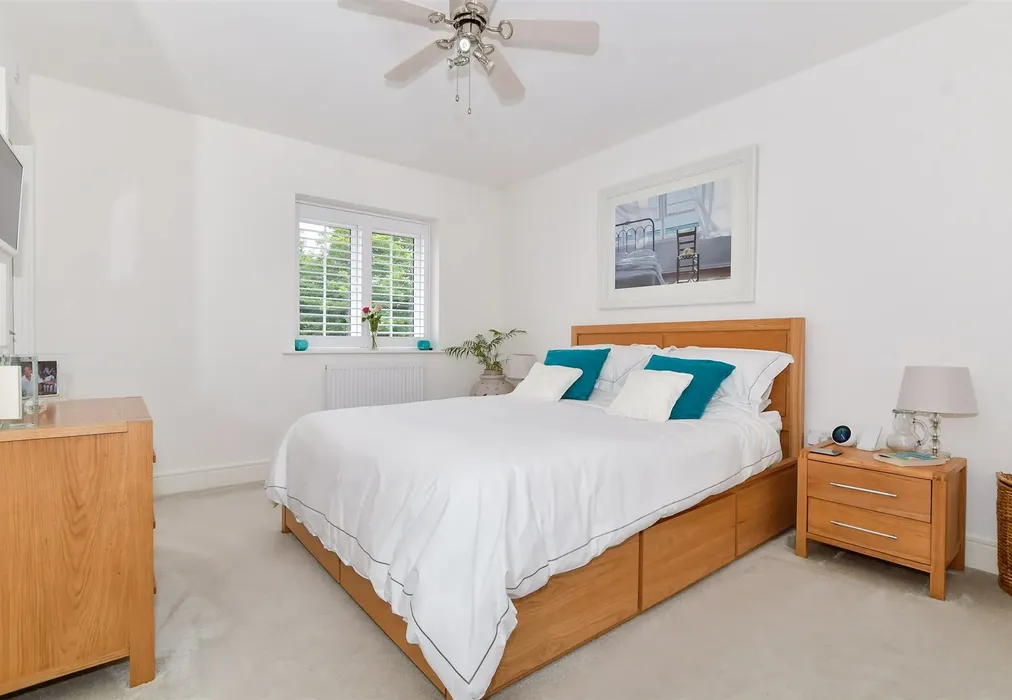 Bedroom 1 - Alans Gardens, Yalding, Maidstone, Kent - Wards of Kent