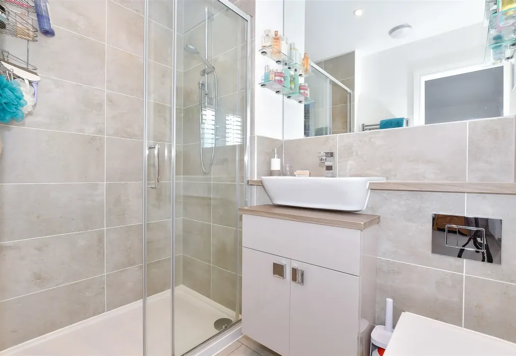 En-Suite Shower Room - Alans Gardens, Yalding, Maidstone, Kent - Wards of Kent