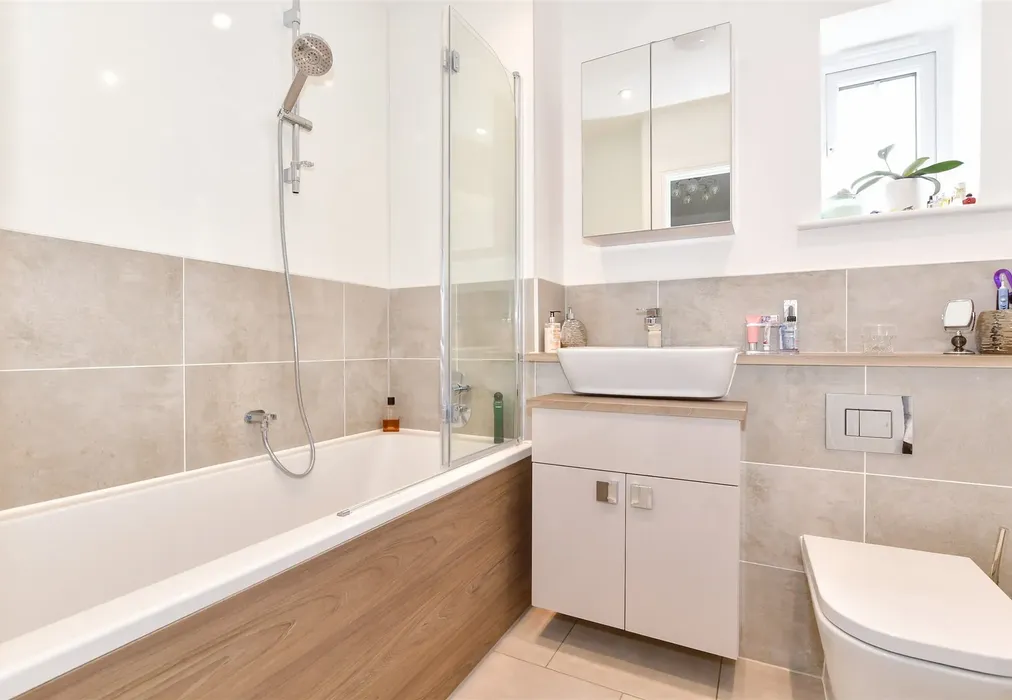 Bathroom - Alans Gardens, Yalding, Maidstone, Kent - Wards of Kent