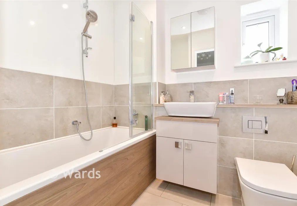 Bathroom - Alans Gardens, Yalding, Maidstone, Kent - Wards of Kent