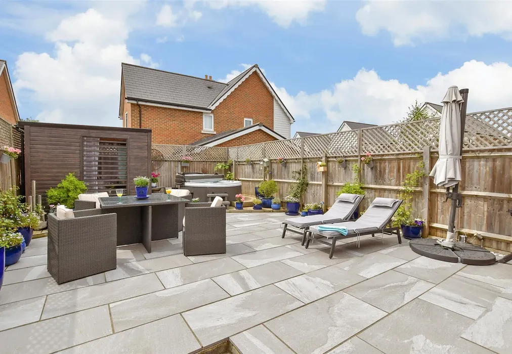 Rear Garden - Alans Gardens, Yalding, Maidstone, Kent - Wards of Kent
