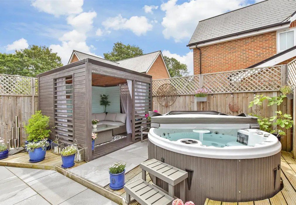 Rear Garden - Alans Gardens, Yalding, Maidstone, Kent - Wards of Kent