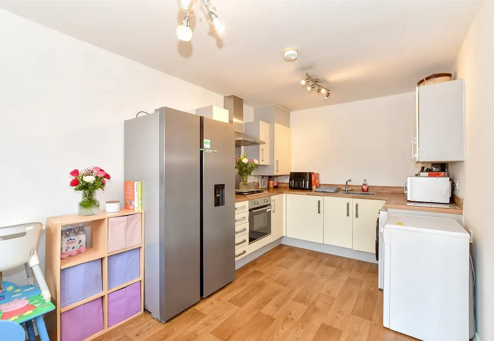 Kitchen - Shearer Close, Havant, Hampshire - Wards of Kent