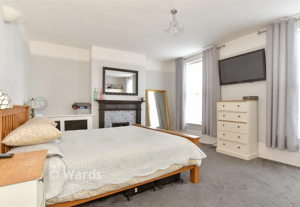 Bedroom 1 - Marine Parade, Sheerness, Kent - Wards of Kent