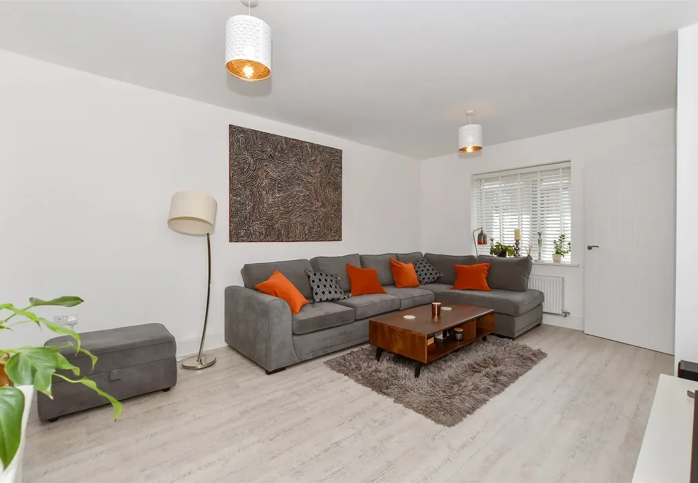 Lounge - Worsell Drive, Copthorne, West Sussex - Wards of Kent