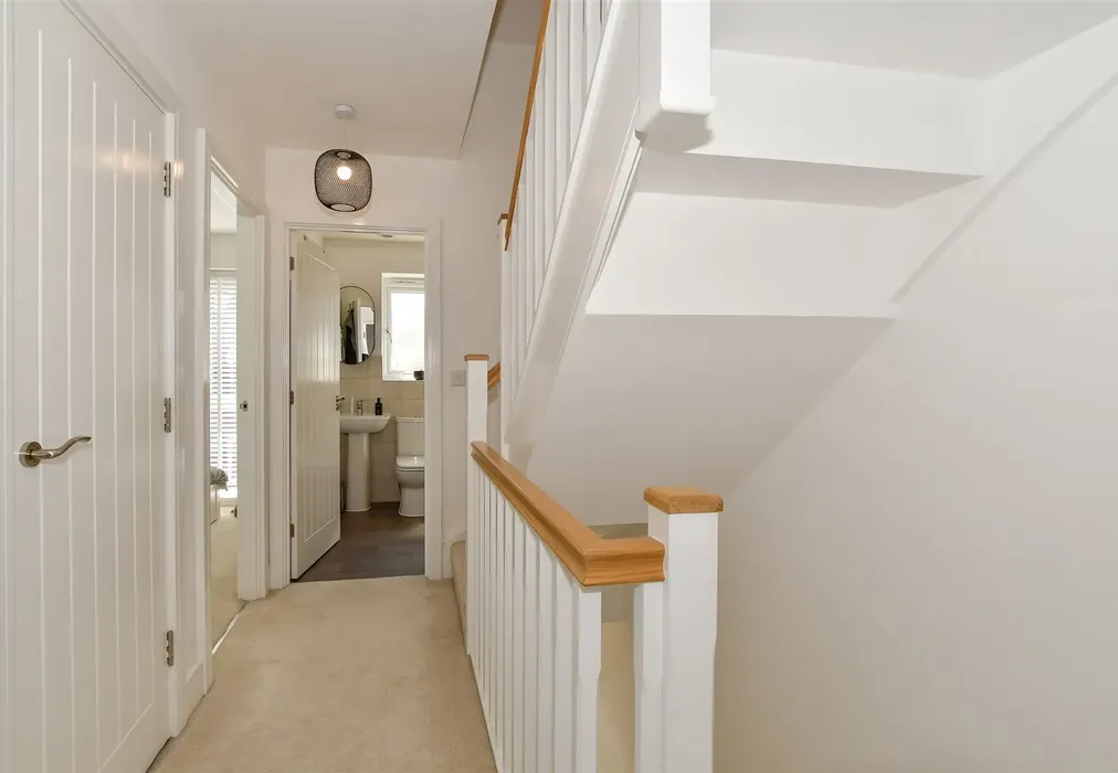 Landing - Worsell Drive, Copthorne, West Sussex - Wards of Kent
