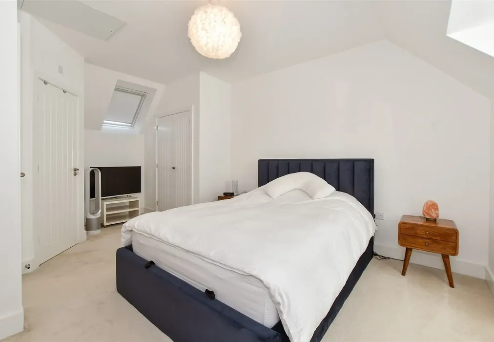 Bedroom 1 - Worsell Drive, Copthorne, West Sussex - Wards of Kent