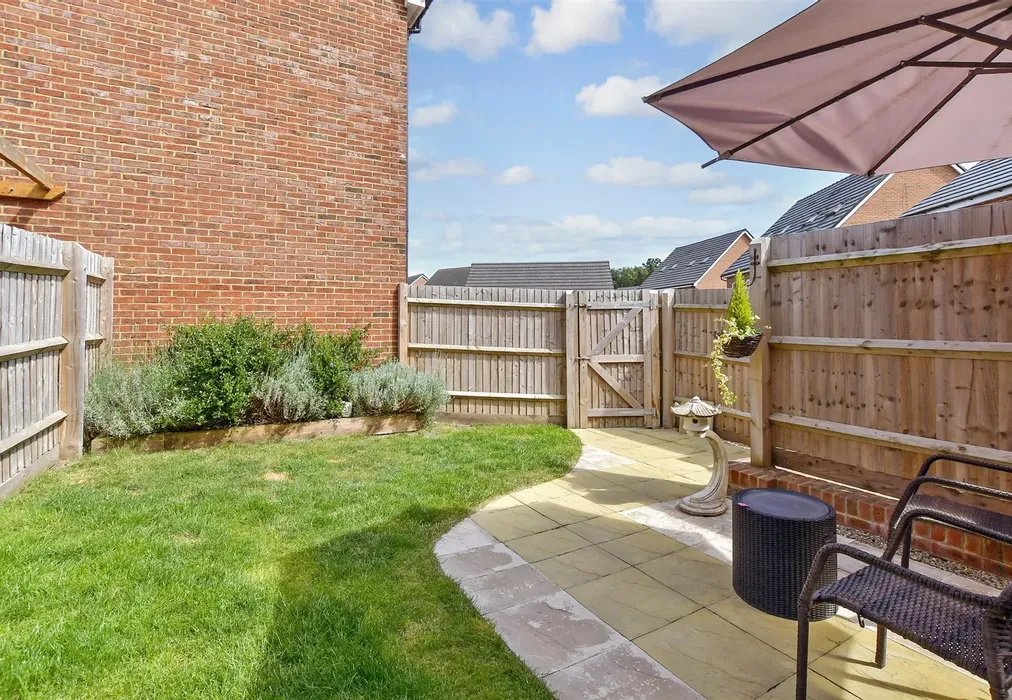 Rear Garden - Worsell Drive, Copthorne, West Sussex - Wards of Kent