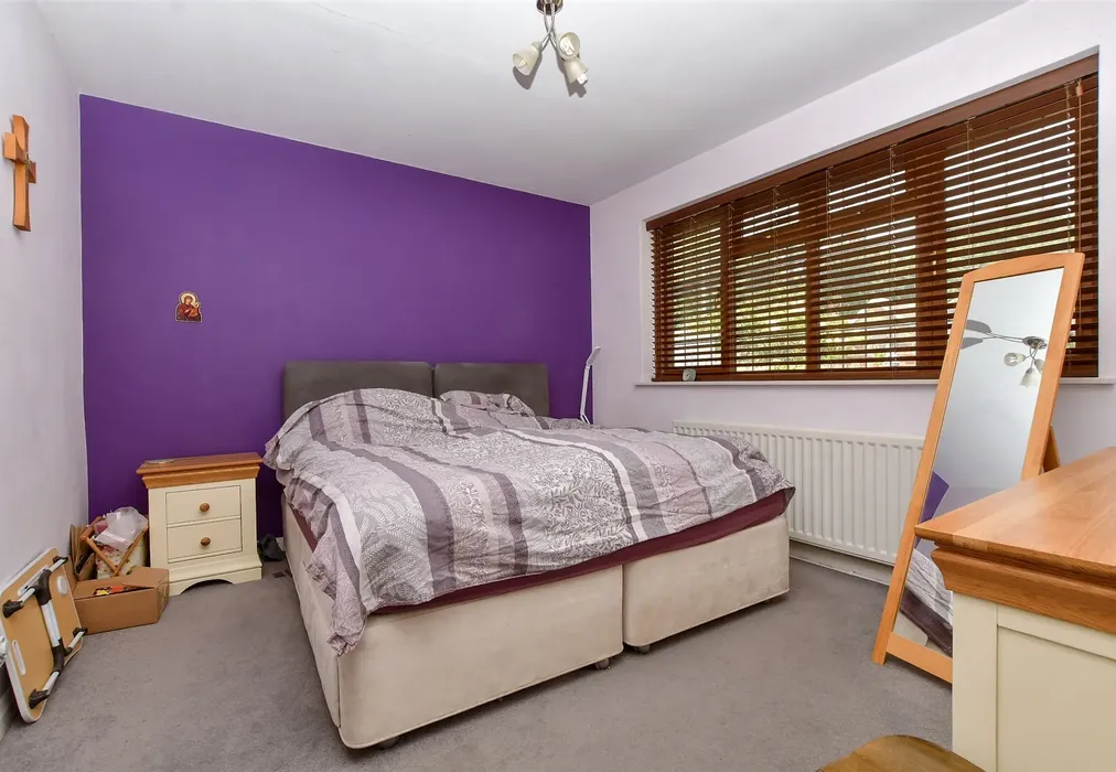 Bedroom 1 - Daymerslea Ridge, Leatherhead, Surrey - Wards of Kent