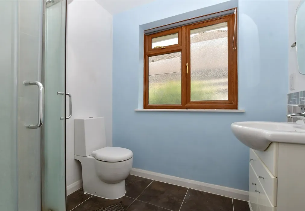 En-Suite Shower Room - Daymerslea Ridge, Leatherhead, Surrey - Wards of Kent