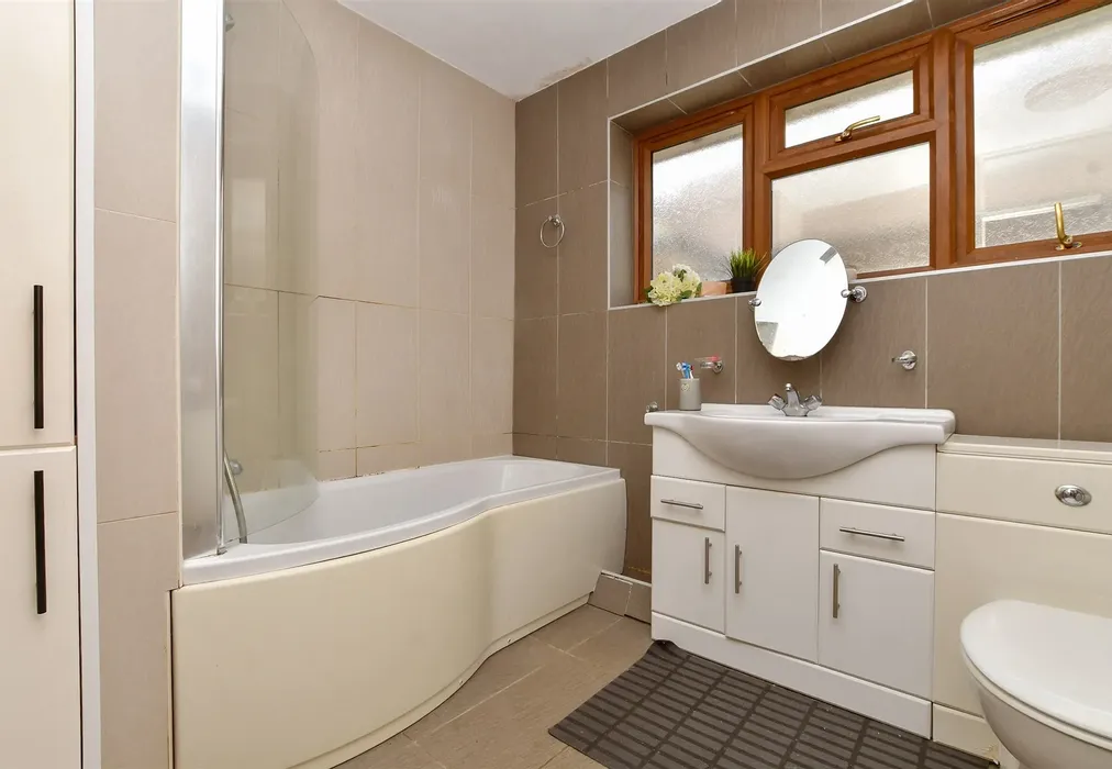 Bathroom - Daymerslea Ridge, Leatherhead, Surrey - Wards of Kent