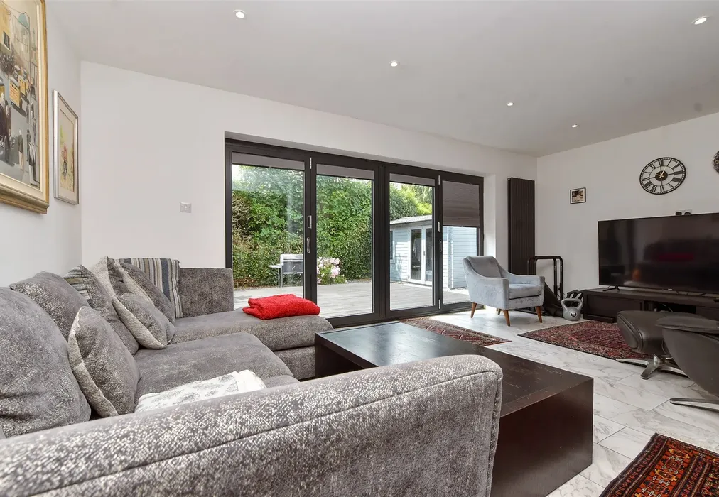 Lounge - Daymerslea Ridge, Leatherhead, Surrey - Wards of Kent