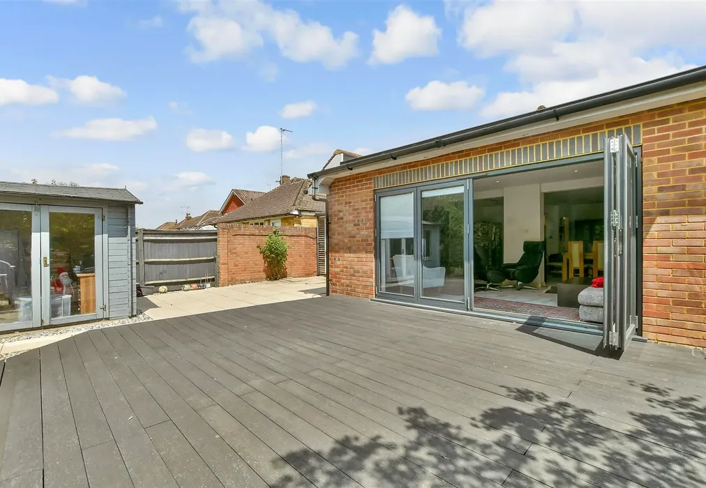 External Lifestyle Photograph - Daymerslea Ridge, Leatherhead, Surrey - Wards of Kent