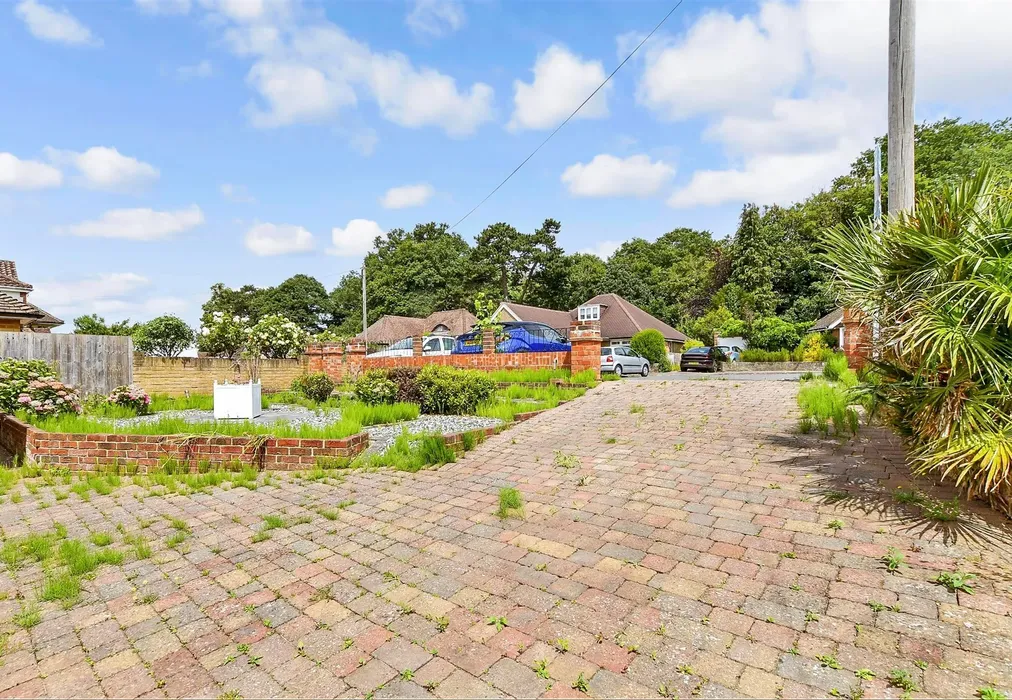 Driveway/Parking - Daymerslea Ridge, Leatherhead, Surrey - Wards of Kent