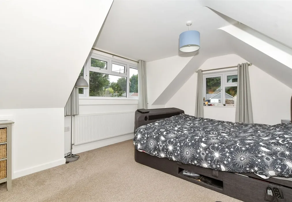 Bedroom 1 - The Quarries, Boughton Monchelsea, Maidstone, Kent - Wards of Kent