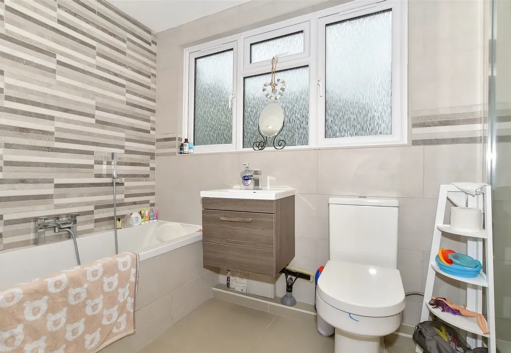 Bathroom - The Quarries, Boughton Monchelsea, Maidstone, Kent - Wards of Kent