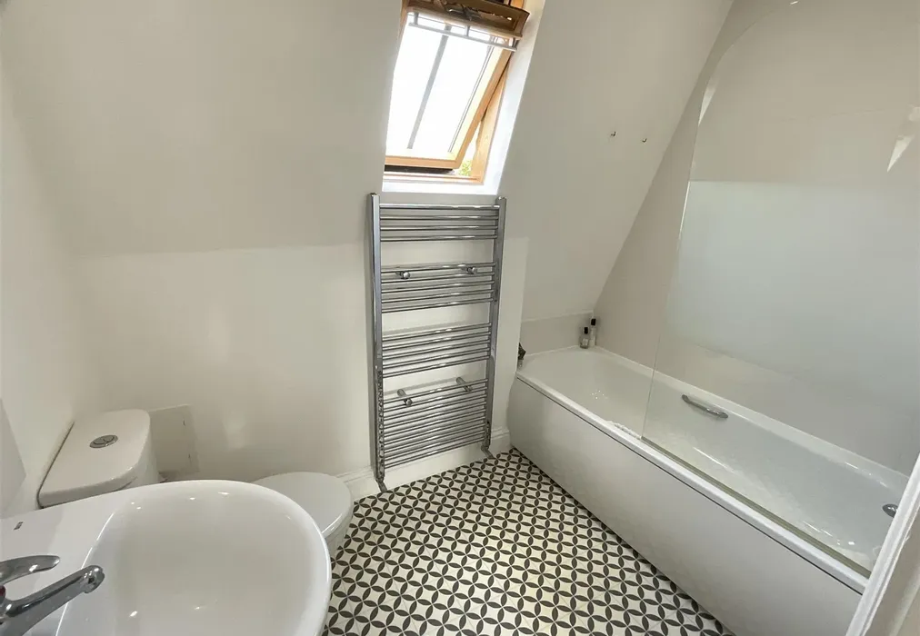 Bathroom - Twiss Road, Hythe, Kent - Wards of Kent