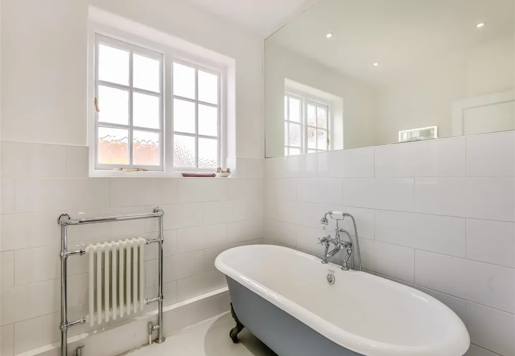 Bathroom - Dixwell Road, Folkestone, Kent - Wards of Kent