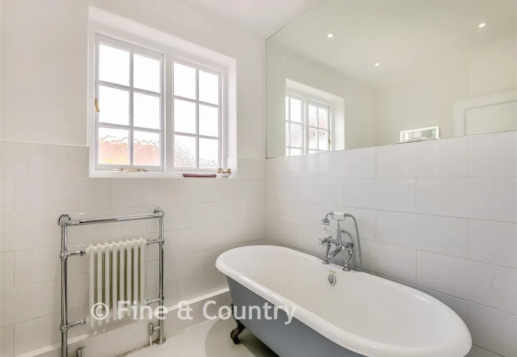 Bathroom - Dixwell Road, Folkestone, Kent - Wards of Kent