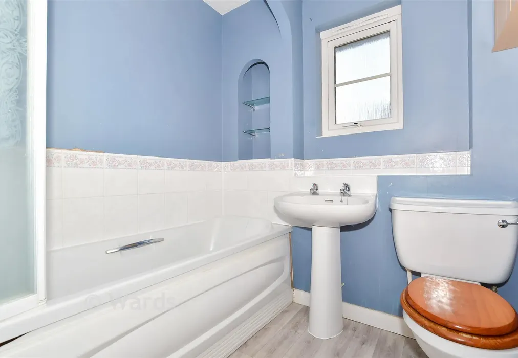 Family Bathroom - Howlsmere Close, Halling, Rochester, Kent - Wards of Kent