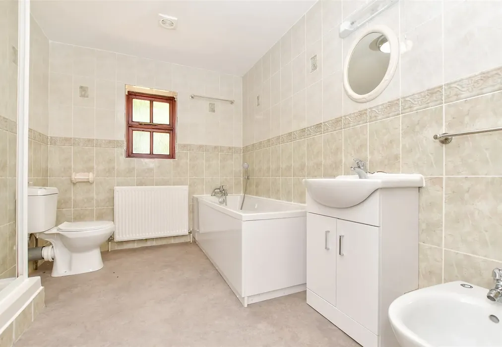 Family Bathroom - Dunkirk Road South, Faversham, Kent - Wards of Kent